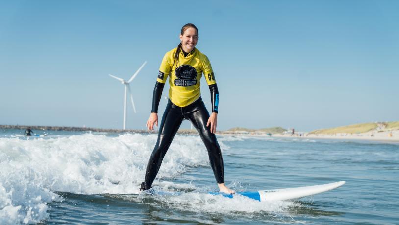 Pige er på surfskole i Hvide Sande mole 