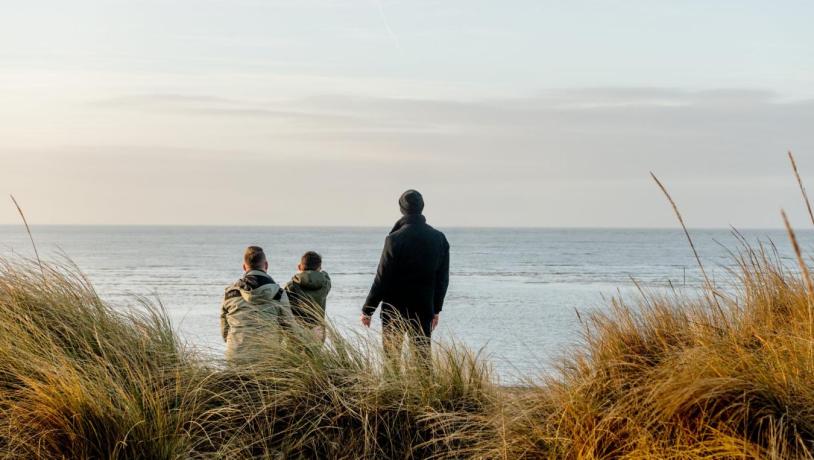 Familie på tur i Blåvand med udsigt over Vesterhavet