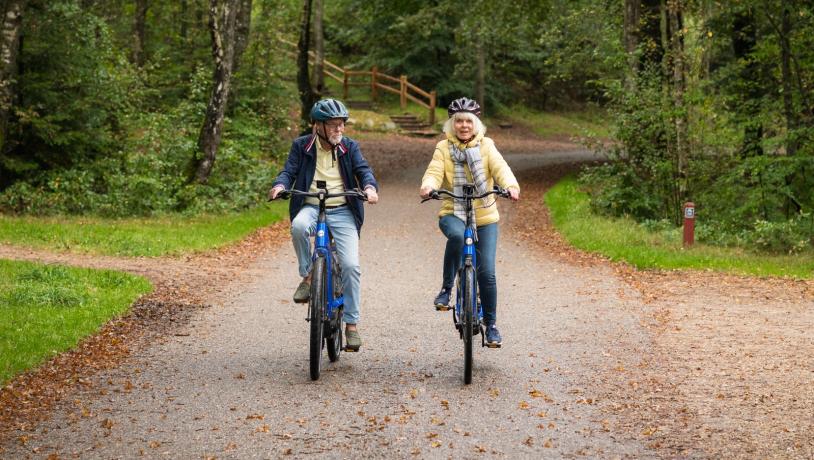 Cykelnetværk - KNUD - 2024  - Vesterhavet på cykel - Par i skoven