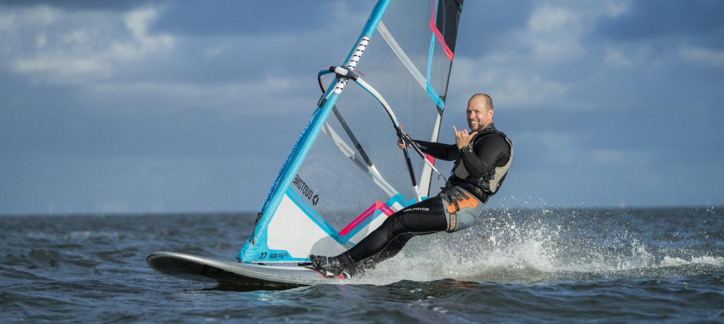 Mand Windsurfer på fjord