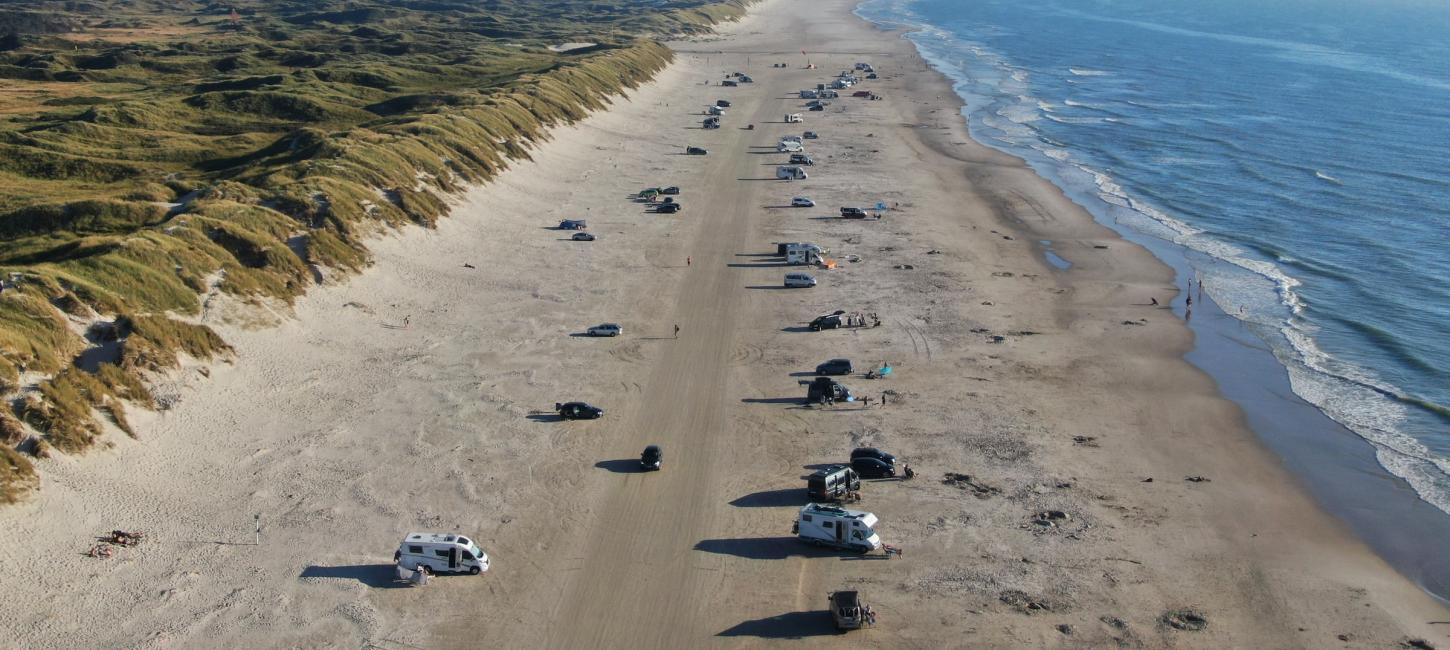 Biler som er parkeret på Vejers Strand