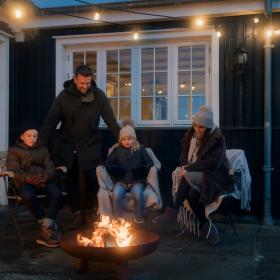 Vinter i feriehus_ bål_ familie